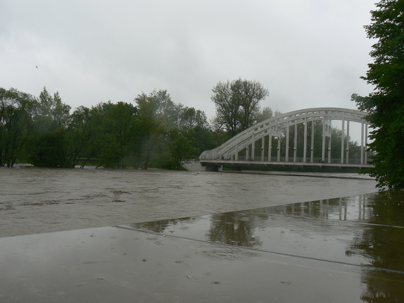 Darkovský most při zvýšeném stavu hladiny řeky Olzy v roce 2010
