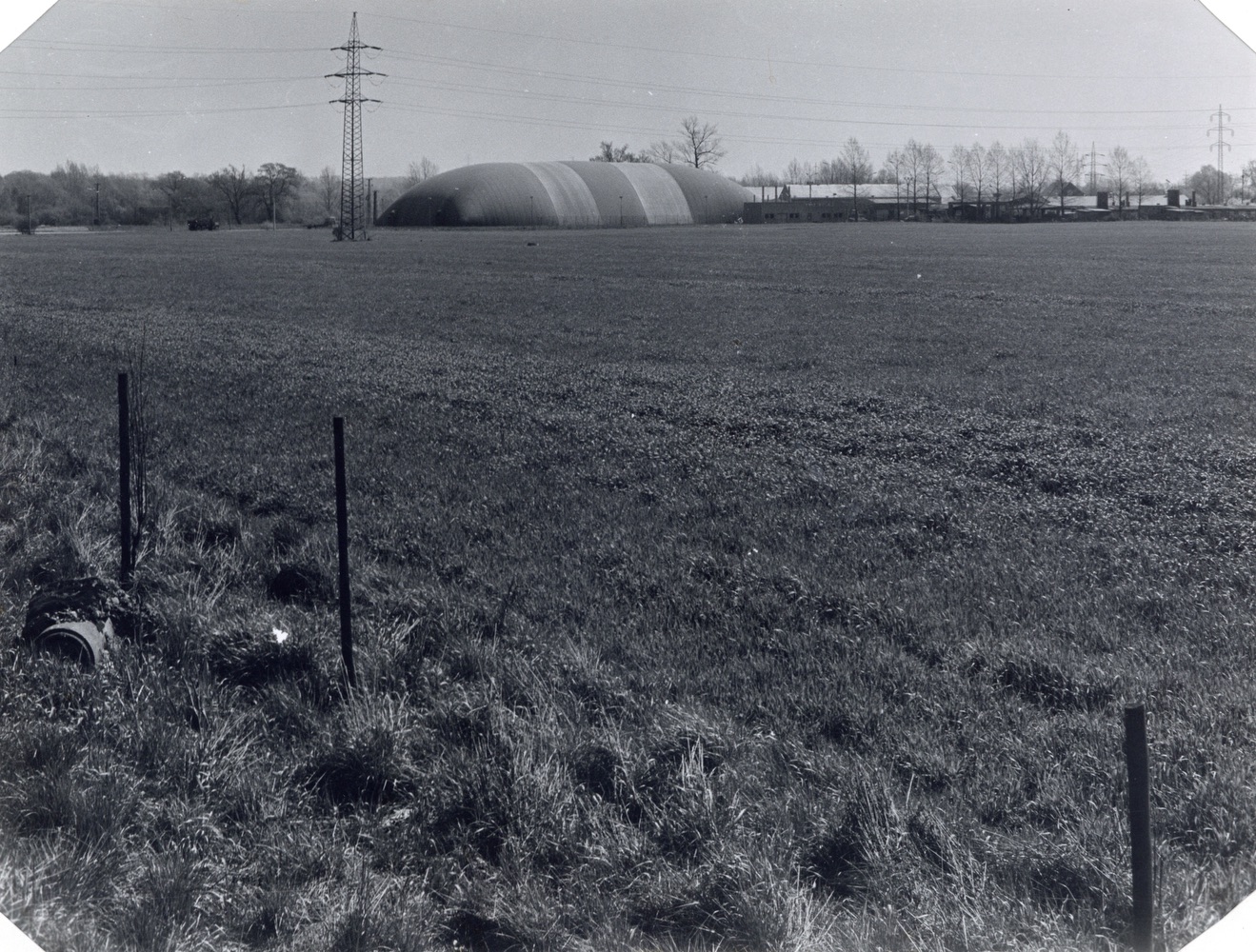 Nafukovací hala u bývalého statku Nový dvůr v Lipinách. Byla určena pro parkurové jezdectví, později v ní byl provozován i motokros.