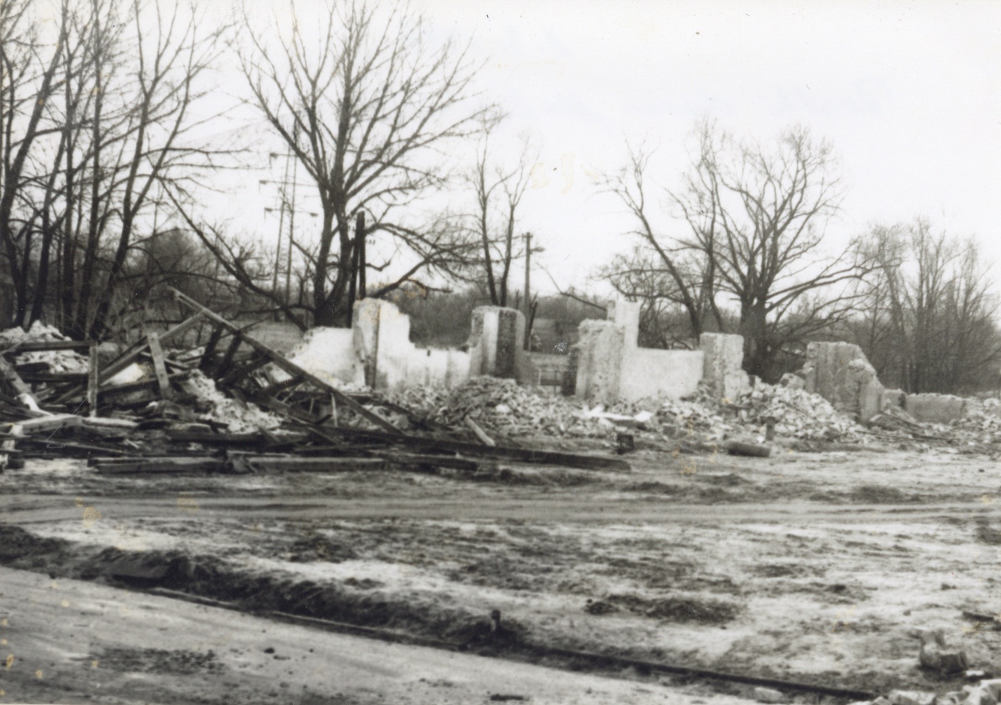 Demolice areálu bývalého statku Nový dvůr v Lipinách, včetně přináležejících domů čp. 711 a 713, na snímku z 1.3.1998 (Sbírka Józefa Chmiela)