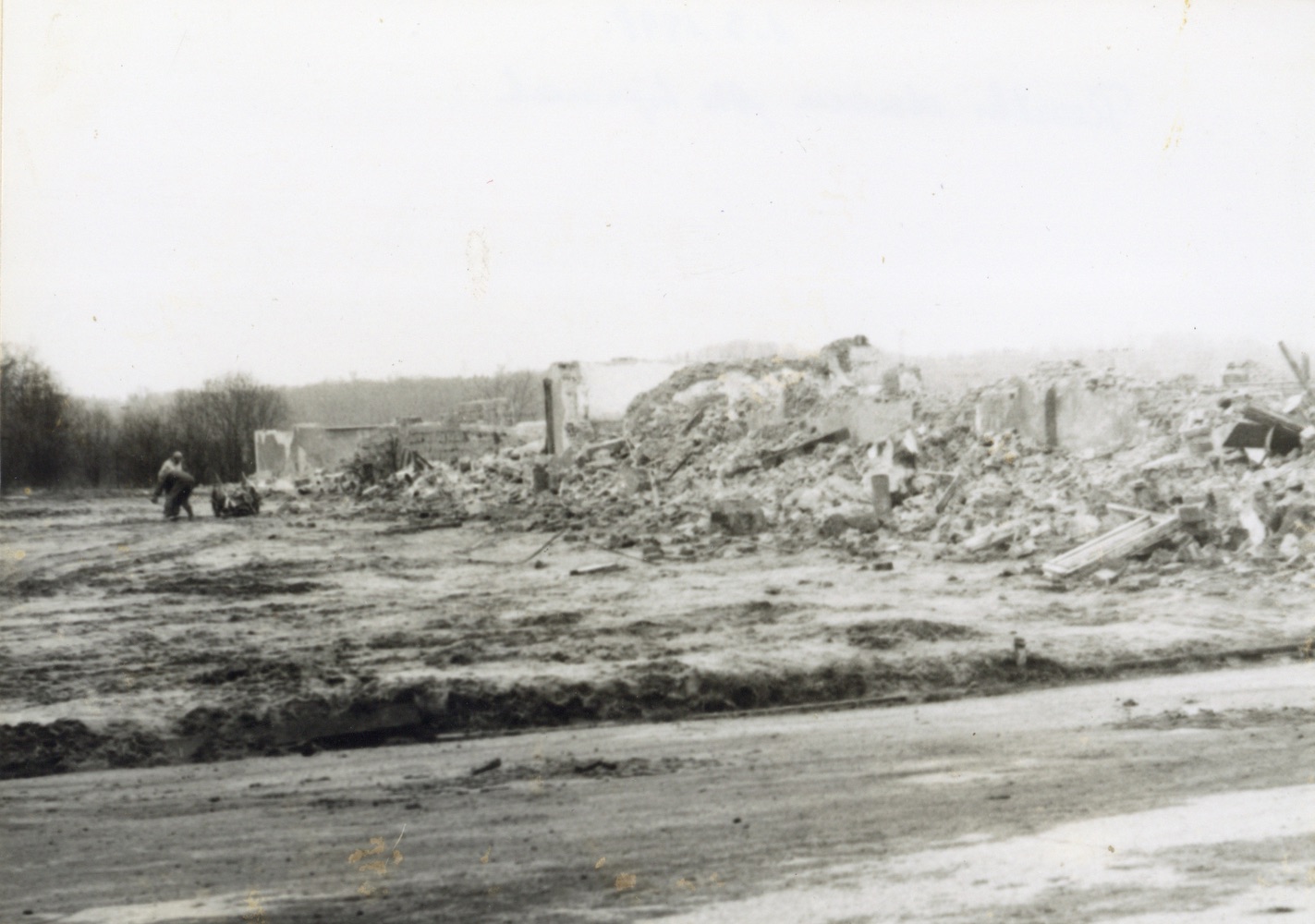 Demolice areálu bývalého statku Nový dvůr v Lipinách, včetně přináležejících domů čp. 711 a 713, na snímku z 1.3.1998 (Sbírka Józefa Chmiela)