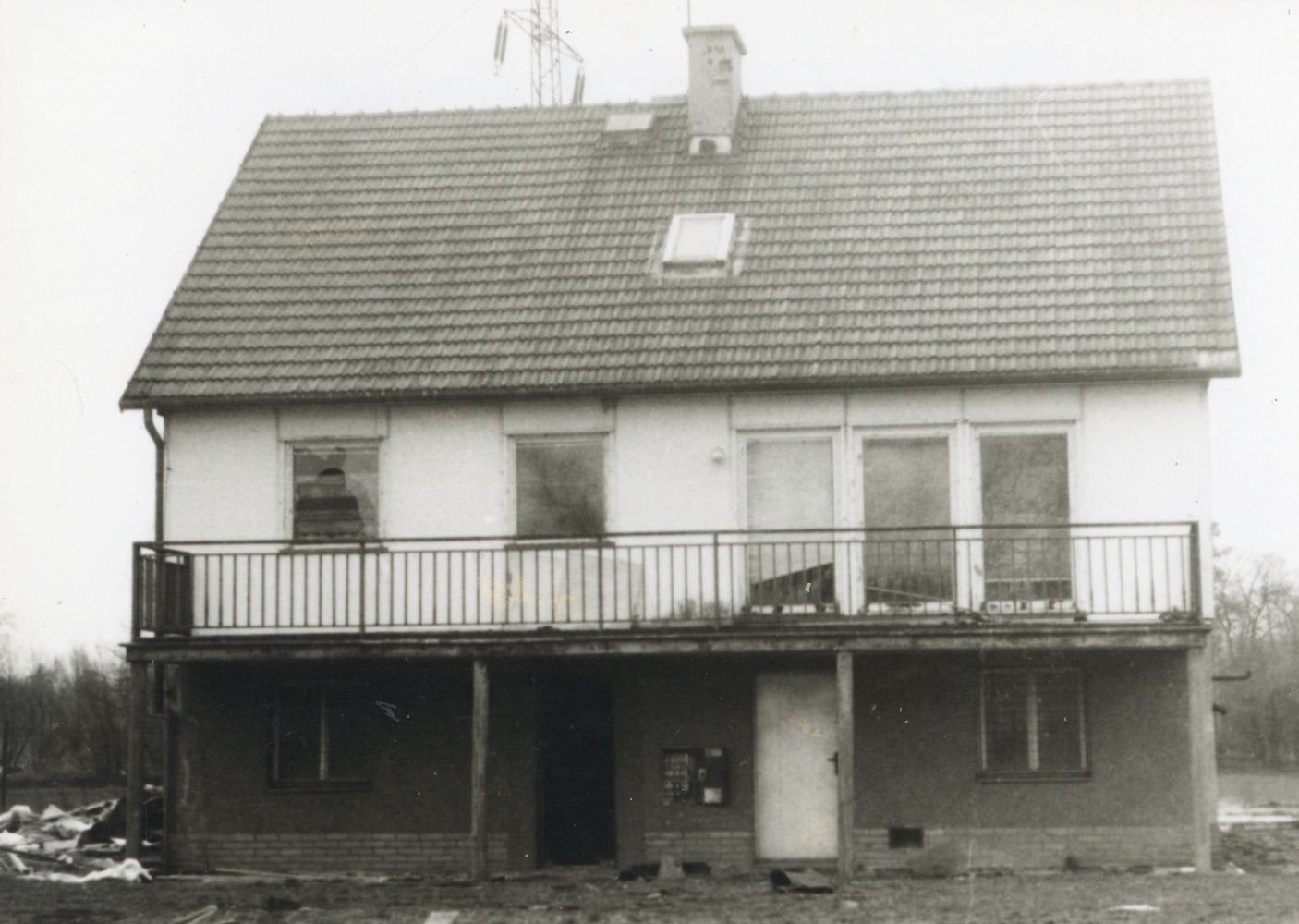Okalový domek z areálu bývalého statku Nový dvůr v Lipinách před demolicí, na snímku z 1.3.1998 (Sbírka Józefa Chmiela)
