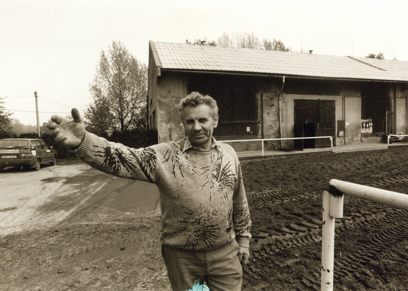 Pan Kuželka, který na statku Nový dvůr pečoval o konírny a vedl úspěšný jezdecký oddíl