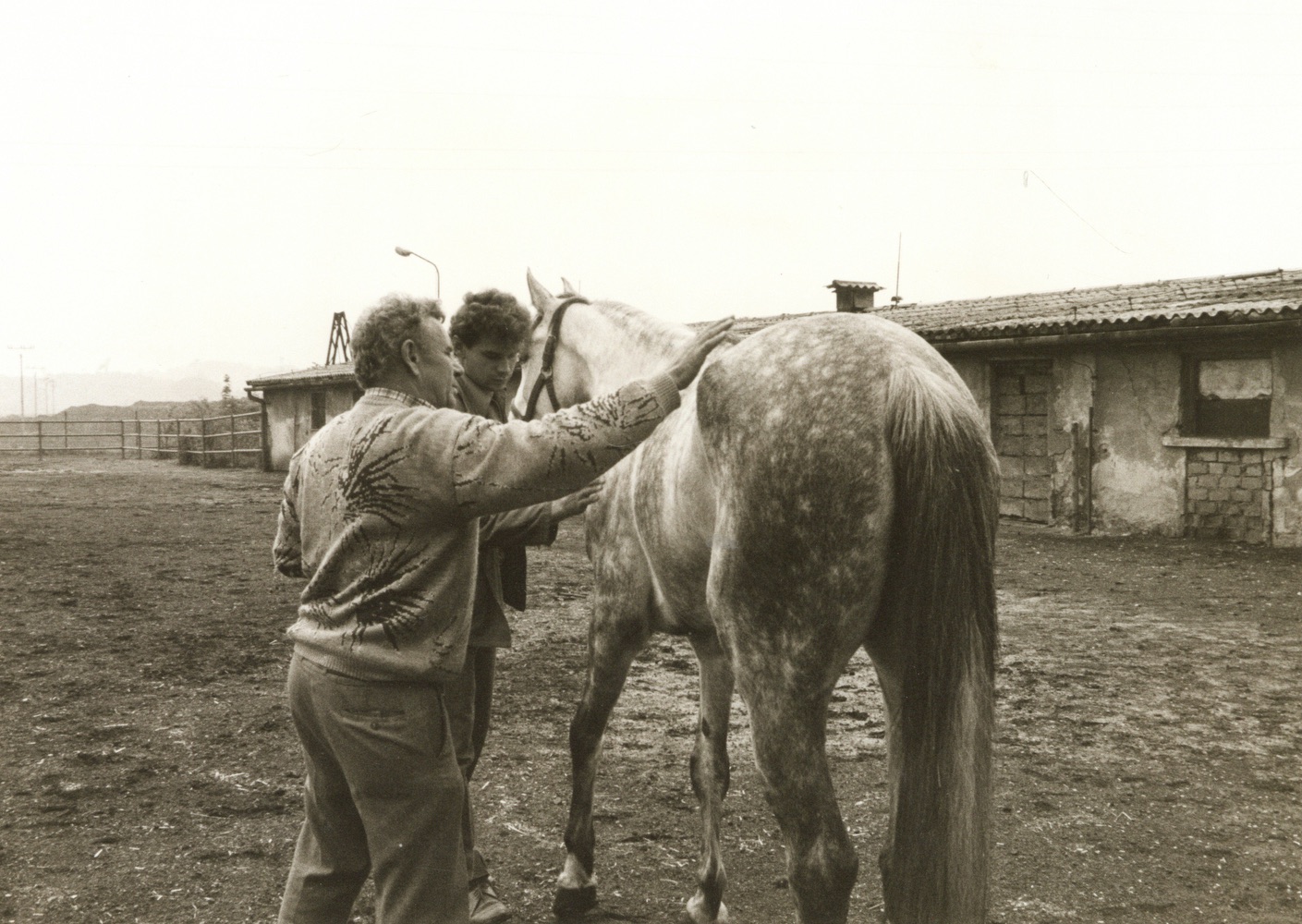 Pan Kuželka, který na statku Nový dvůr pečoval o konírny a vedl úspěšný jezdecký oddíl