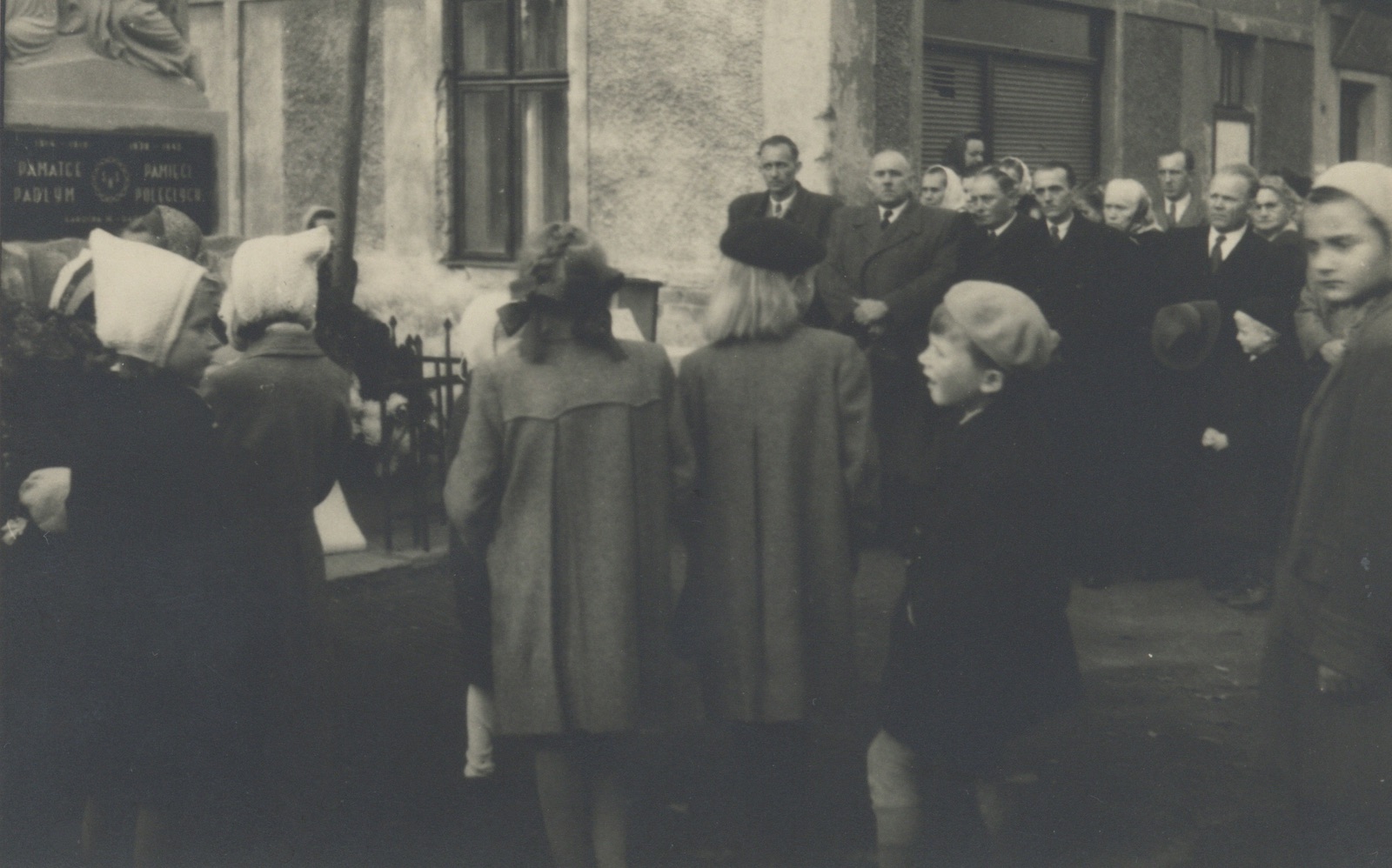 Vlevo část pomníku padlým v Darkově, v místě jeho původního umístění u domu čp. 292 (v pozadí). (S laskavým svolením p. M. Dworokové, ze soukromé sbírky)