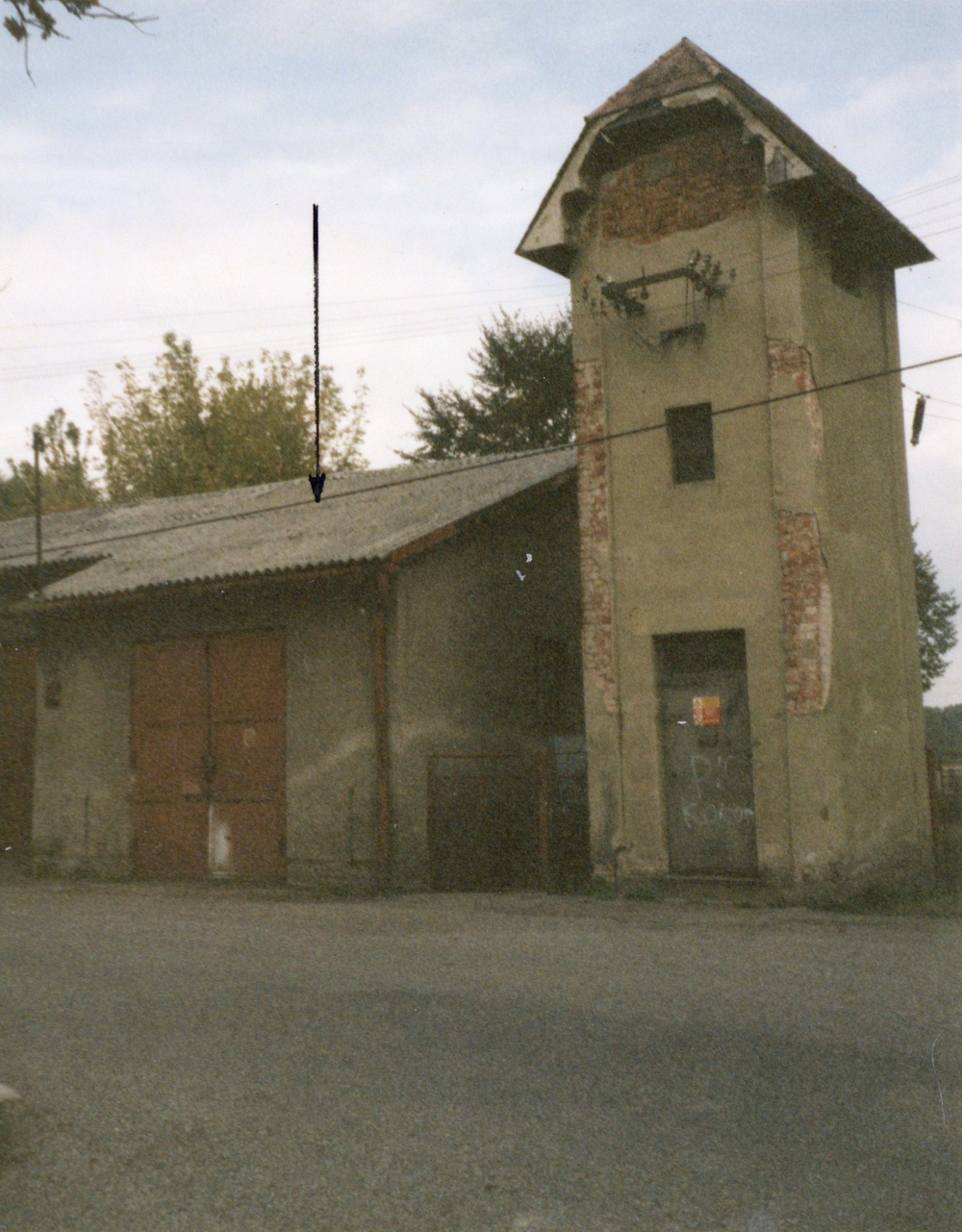 Transformátor (Lipiny) na snímku z 16.9.2000. Objekt vlevo sloužil do roku 1963 jako druhá hasičská zbrojnice. (Sbírka Józefa Chmiela)