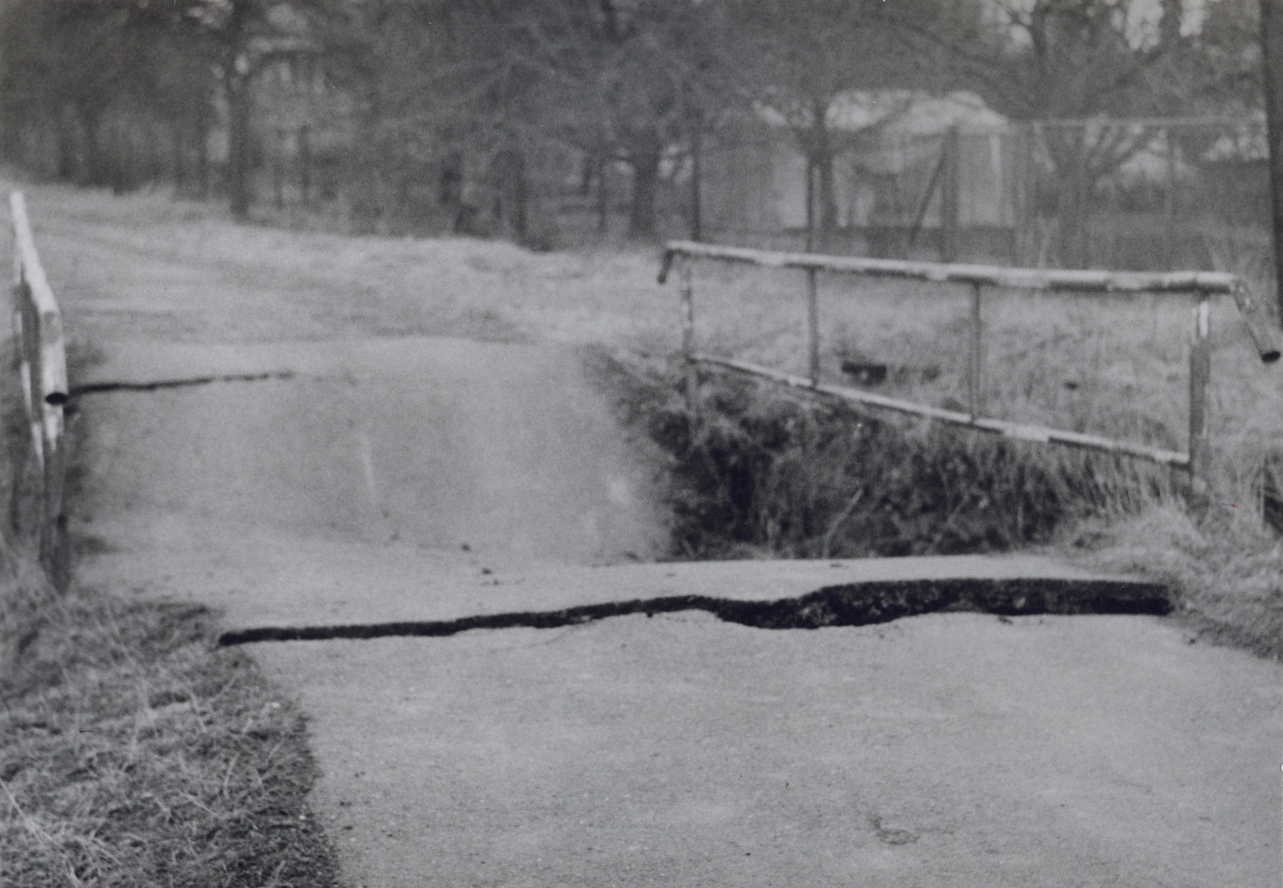 Můstek přes potok Mlýnka na ulici Okrajové, zničený následkem důlních vlivů, 16.2.1992 (Sbírka Józefa Chmiela)