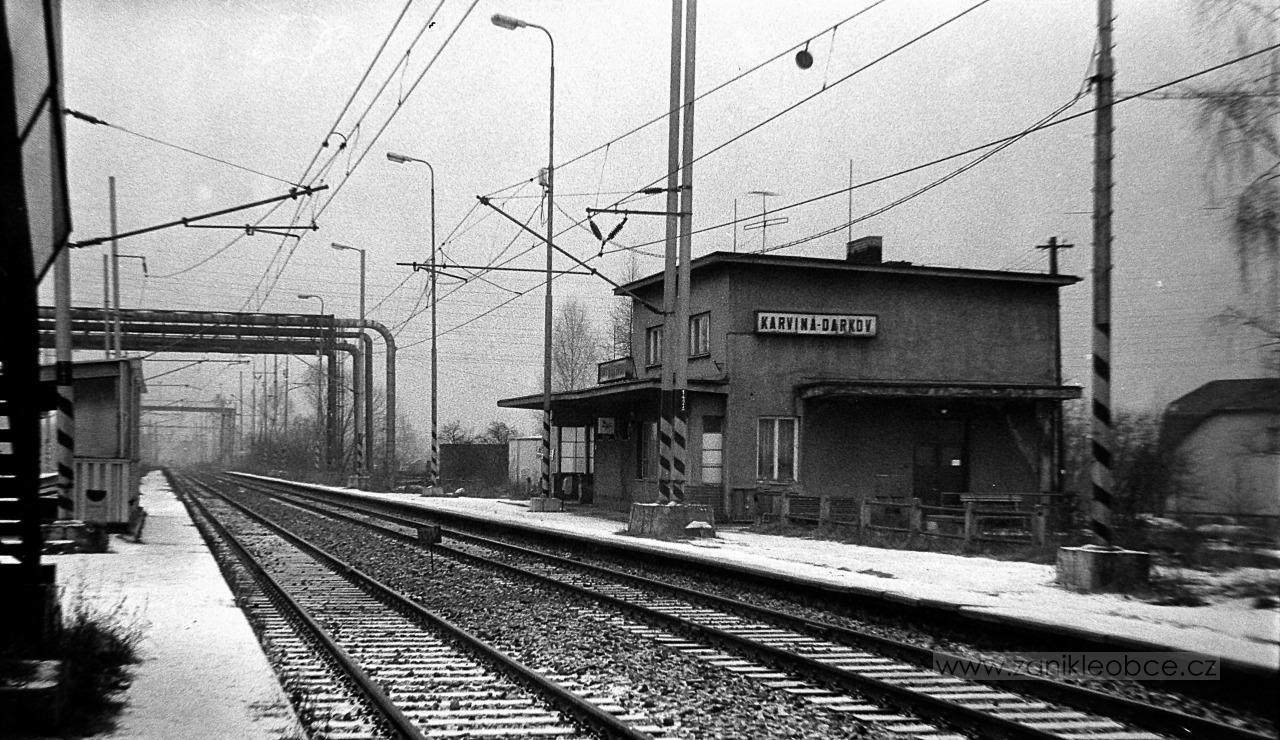 Železniční zastávka Karviná-Darkov na fotografii z 27.1.1991. (Zdroj: Zaniklé obce a objekty. Autor: Jan Kucharczyk. Odkaz = KLIK NA FOTOGRAFII...)
