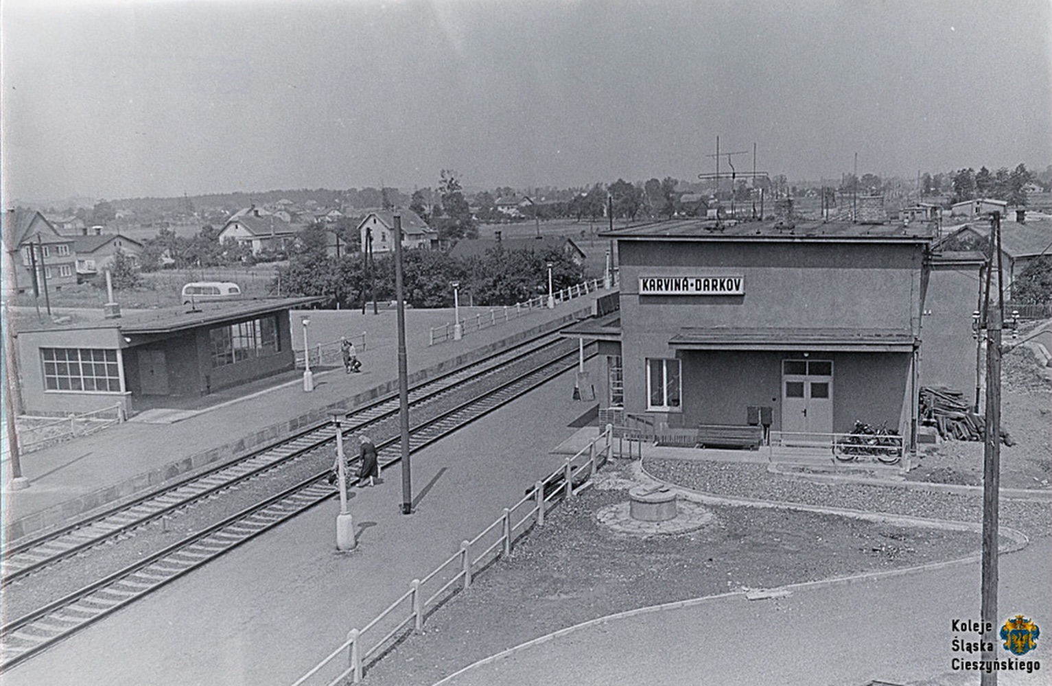 Železniční zastávka Karviná-Darkov na snímku z července 1963 (Zdroj: Koleje Śląska Cieszyńskiego - Muzeum Těšínska. Odkaz = KLIK NA FOTOGRAFII...)