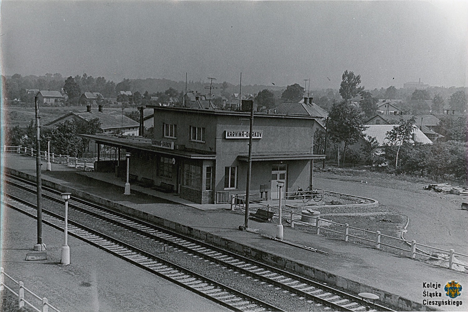 Železniční zastávka Karviná-Darkov na snímku z července 1963 (Zdroj: Koleje Śląska Cieszyńskiego - Muzeum Těšínska. Odkaz = KLIK NA FOTOGRAFII...)