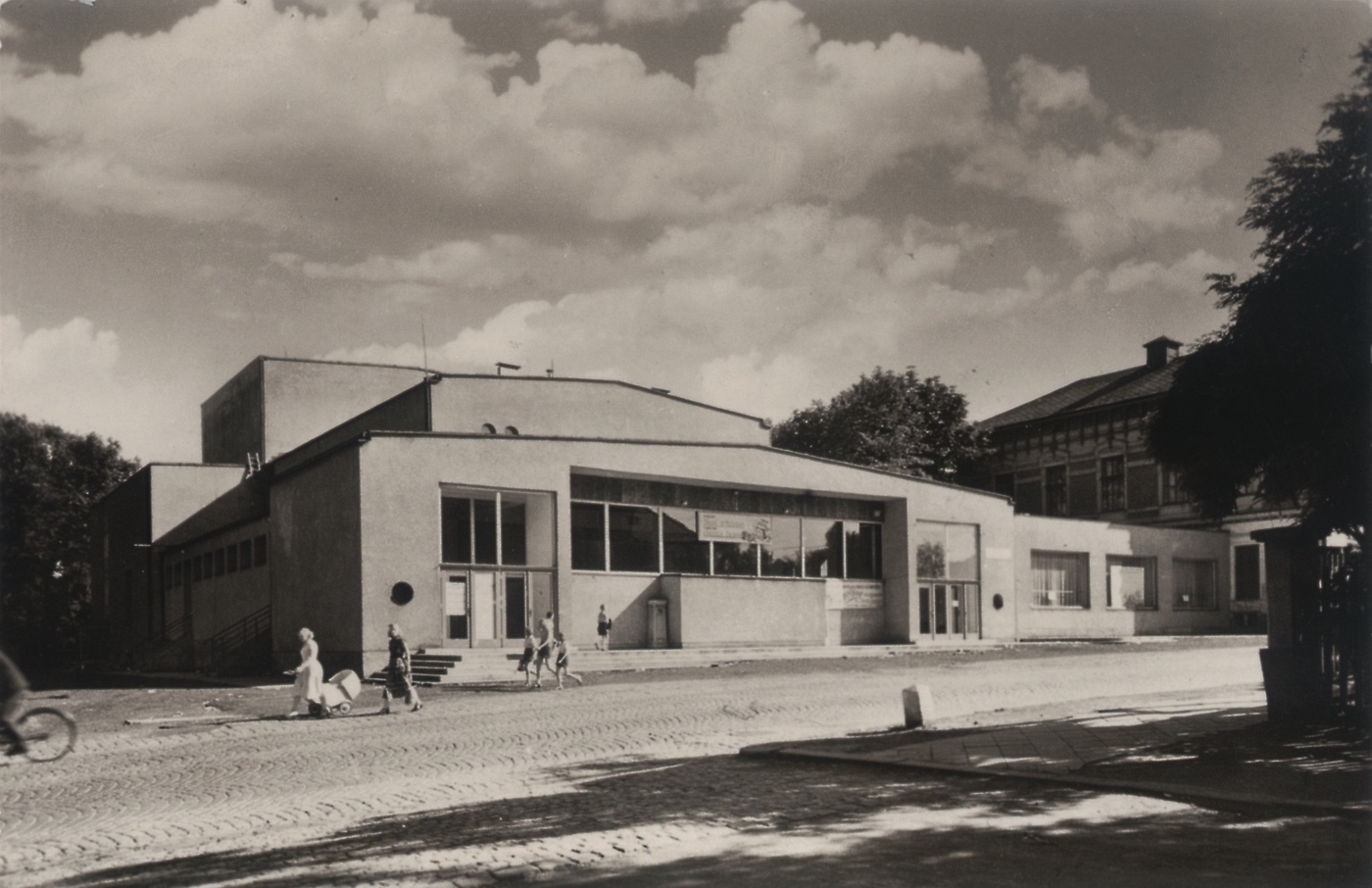Kulturní dům v Karviné - Dolech, pod Závodním hotelem (dříve zde bývalo tržiště). Postaven v letech 1949-1952, kolaudace proběhla až v roce 1953.