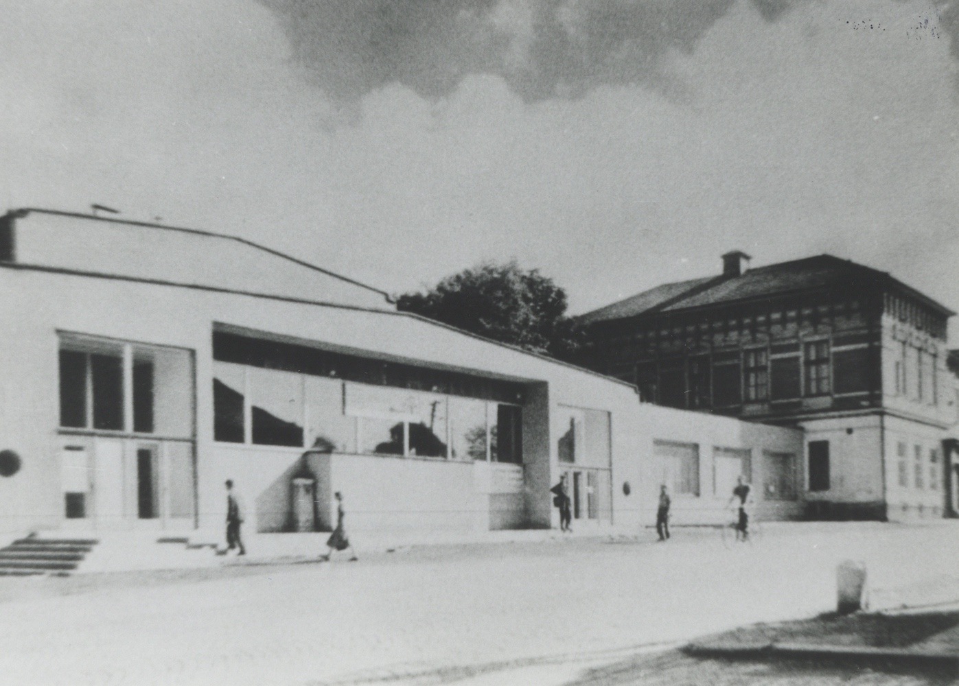 Kulturní dům v Karviné - Dolech, pod Závodním hotelem (dříve zde bývalo tržiště). Postaven v letech 1949-1952, kolaudace proběhla až v roce 1953.