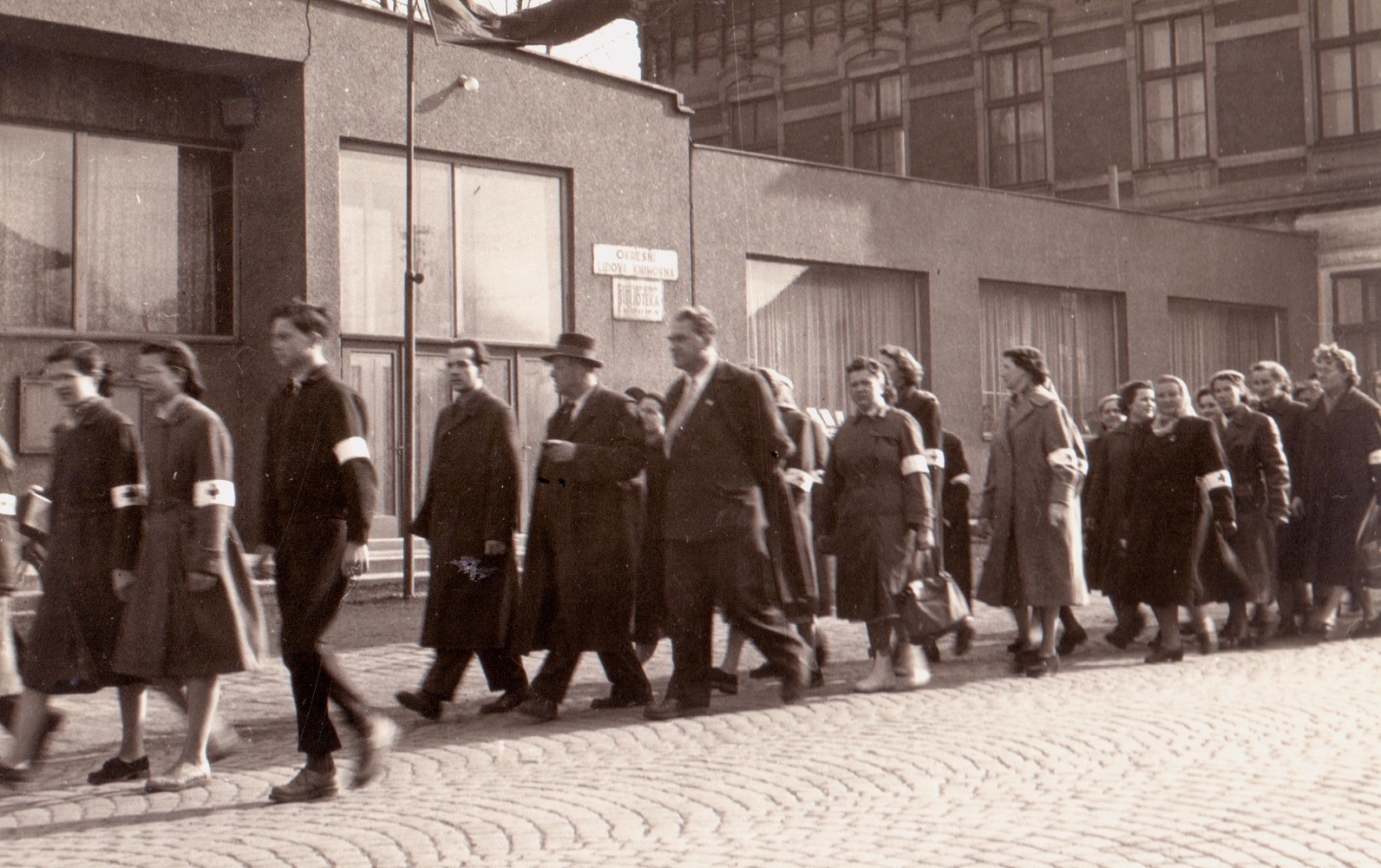 Záběr z manifestace proti zbrojení a nukleárním zbraním v Karviné 14.4.1958. V pozadí budova Kulturního domu (čp. 1075)