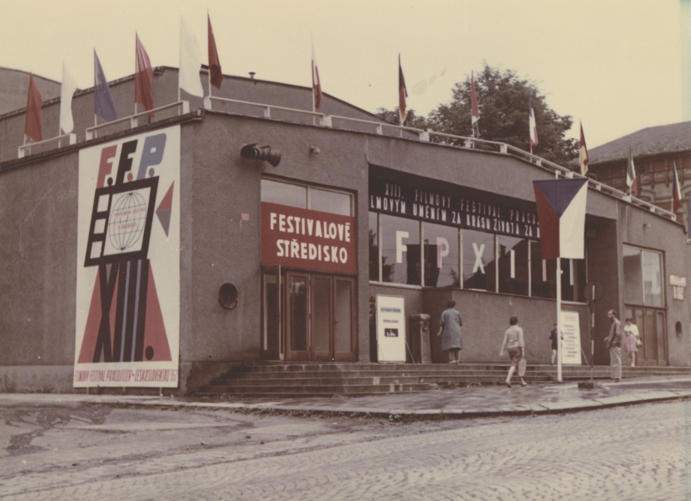Kulturní dům (čp. 1075) v době konání XIII. Filmového festivalu pracujících (1962)