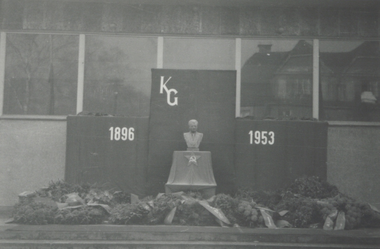 Smuteční tryzna při úmrtí Klementa Gottwalda v roce 1953 před Kulturním domem (čp. 1075)