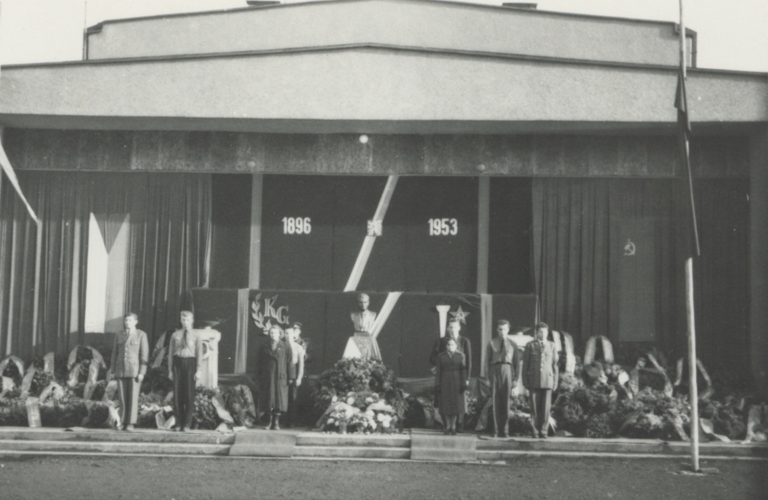 Smuteční tryzna při úmrtí Klementa Gottwalda v roce 1953 před Kulturním domem (čp. 1075)