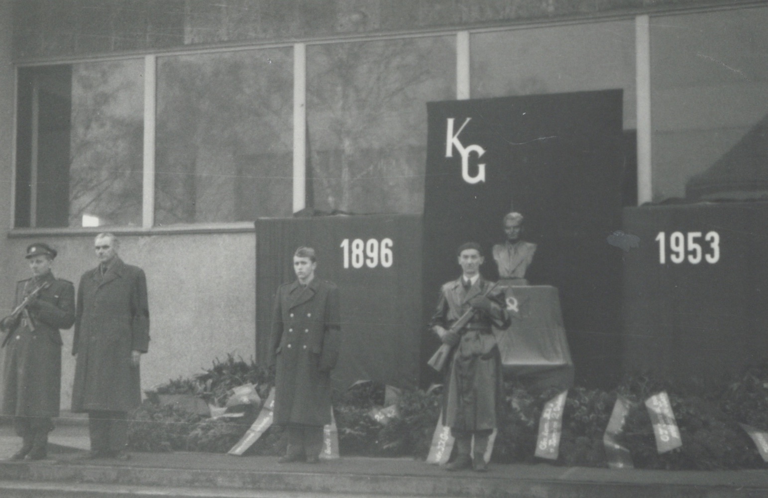 Smuteční tryzna při úmrtí Klementa Gottwalda v roce 1953 před Kulturním domem (čp. 1075)