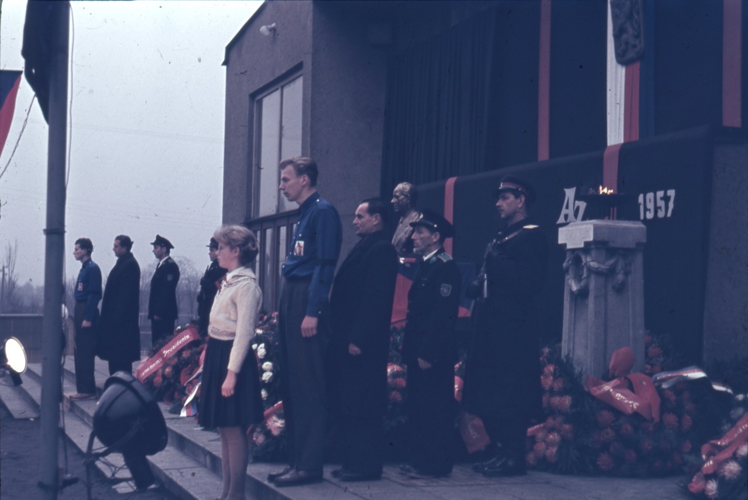 Smuteční tryzna při úmrtí Antonína Zápotockého v roce 1957 před Kulturním domem (čp. 1075)