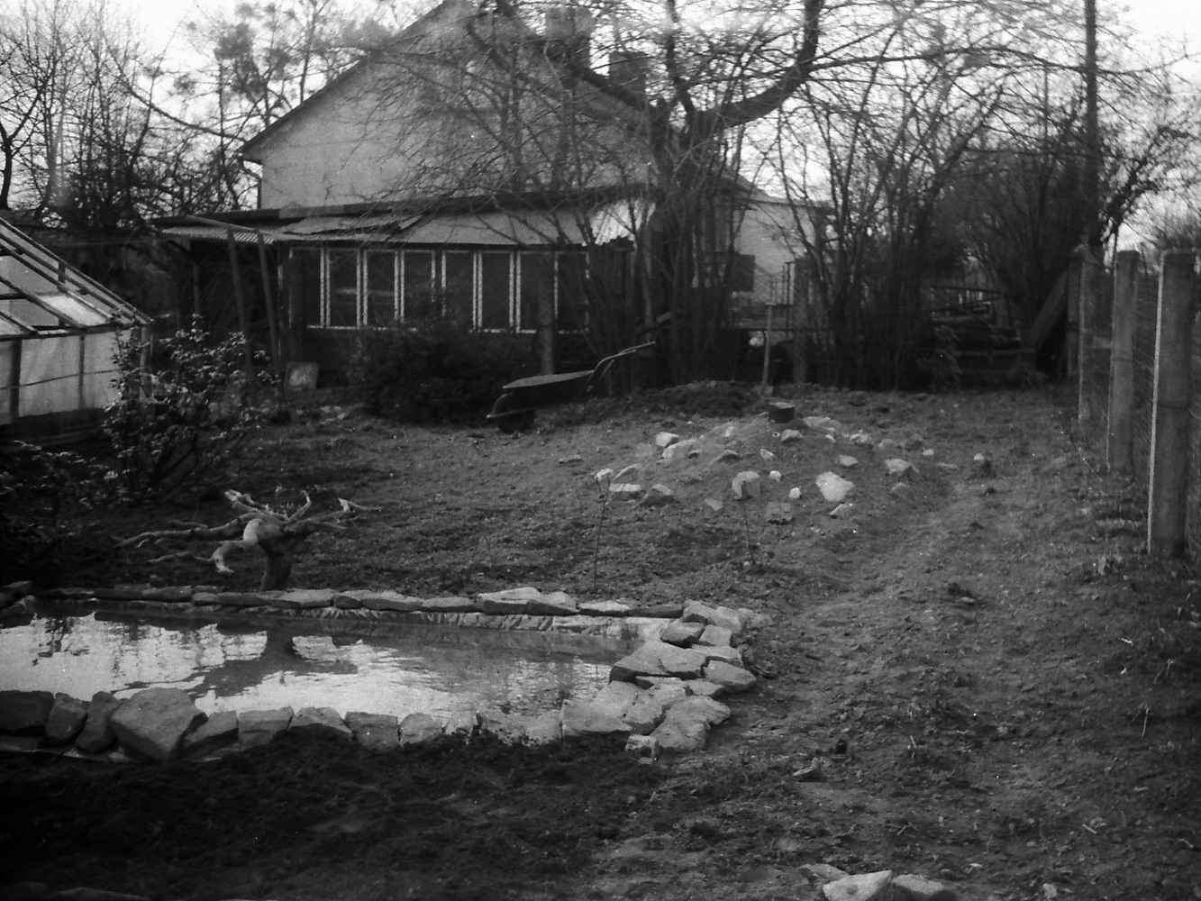 Dům čp. 1080, za ním (s verandou) dům čp. 1079 na snímku z roku 1984 (Autor: Vladimír Valent)
