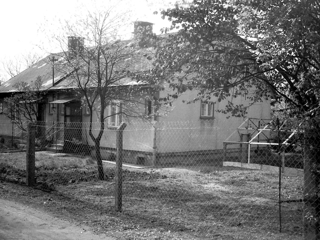Dům čp. 1083 a 1084 na ulici Partyzánská v roce 1981 (s laskavým svolením p. Valenta, ze soukromé sbírky)
