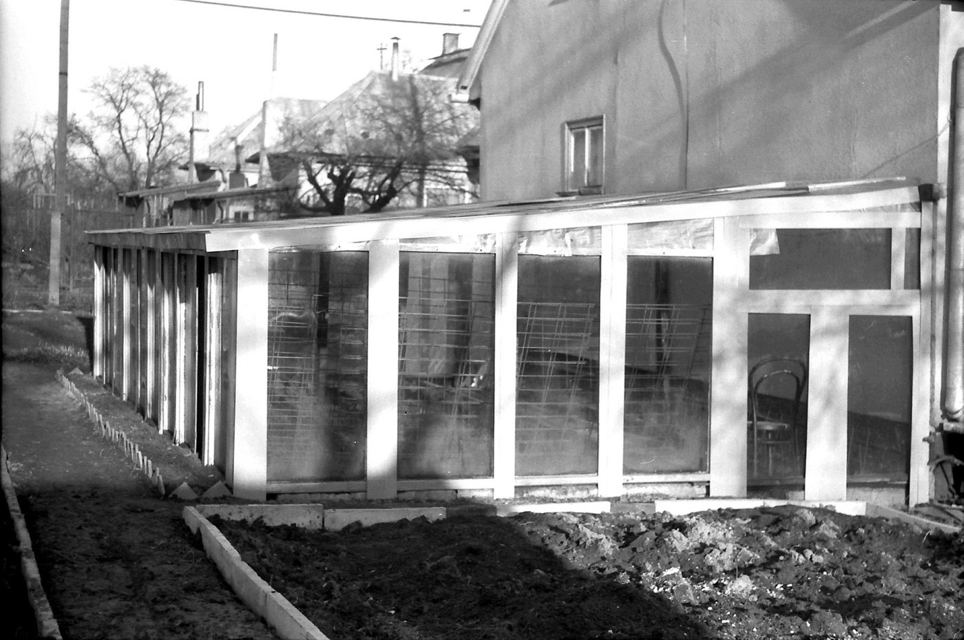 Skleník u domu čp. 1084, v pozadí dům čp. 1378 (s laskavým svolením p. Valenta, ze soukromé sbírky)