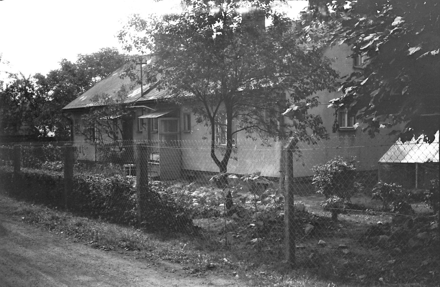 Dům čp. 1083 a 1084 v roce 1983 (s laskavým svolením p. Valenta, ze soukromé sbírky)
