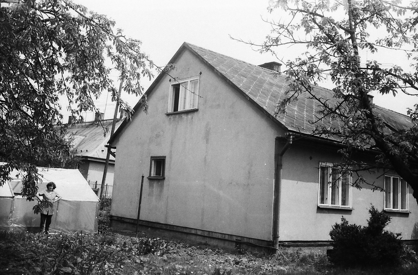 Dům čp. 1084 v roce 1982, vzadu část domu čp. 1378 (s laskavým svolením p. Valenta, ze soukromé sbírky)