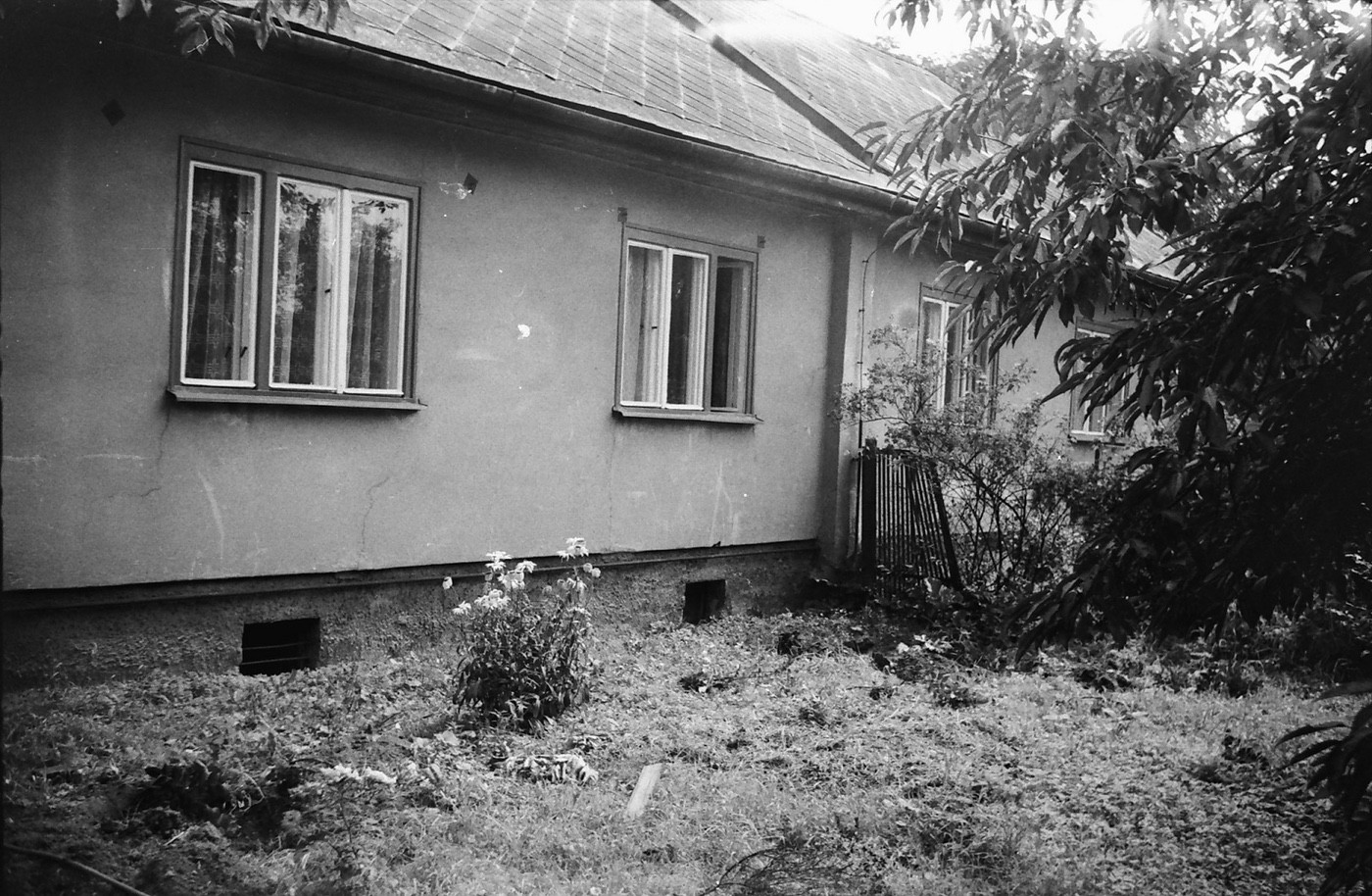 Zadní část domu čp. 1084 a 1083 v roce 1981 (s laskavým svolením p. Valenta, ze soukromé sbírky)