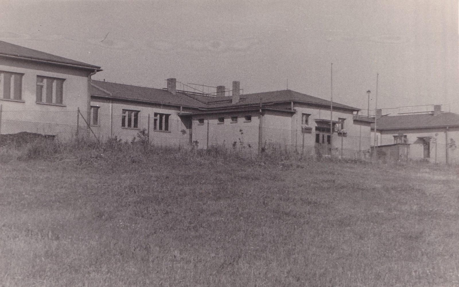 Budova Polské školy v Solci čp. 1518, postavena v roce 1954. Snímek přibližně z roku 1960. (S laskavým svolením p. J. Polakoviče, ze soukromé sbírky)