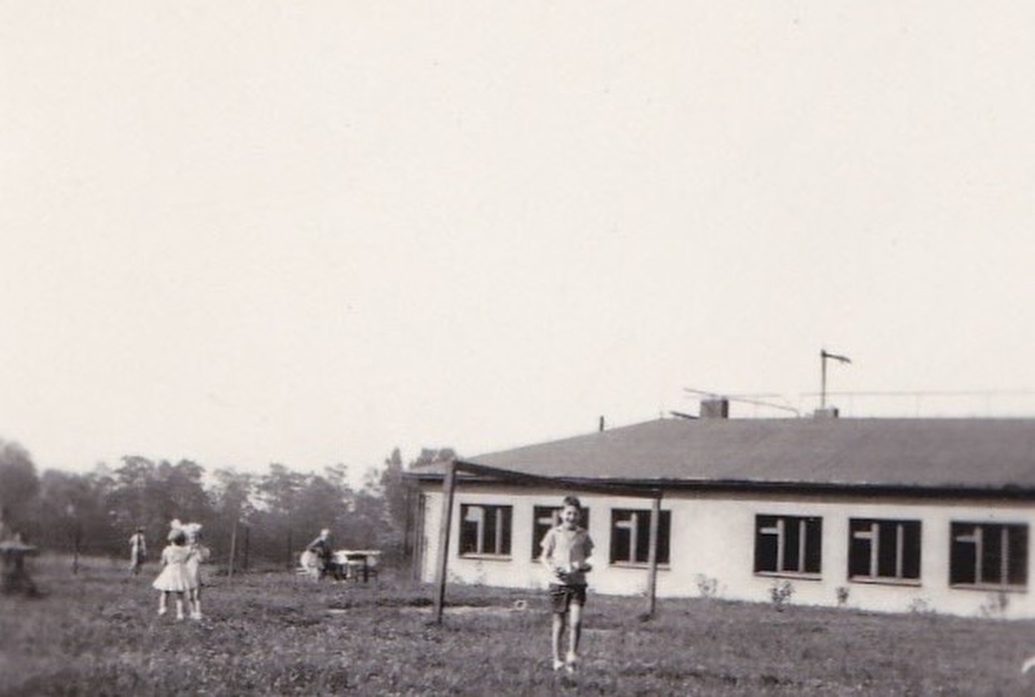 Jedna ze tří budov tzv. Nové školy v Solci (česká 2. Národní škola v Karviné 2 - Dolech, čp. 1519 II) postavené v roce 1954. Pohled ze školního hřiště u školy. (S laskavým svolením p. L. Kováče, ze soukromé sbírky)