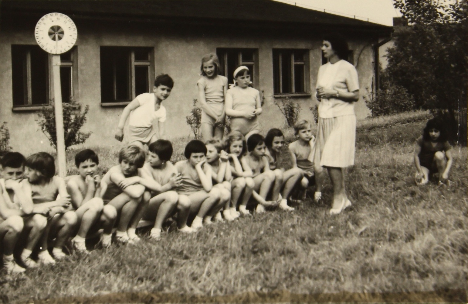 Fotografie z kroniky české 2. Národní školy v Karviné - Dolech (čp. 1519 II, tzv. Nová škola v Solci). Datace snímků: 1953-1968