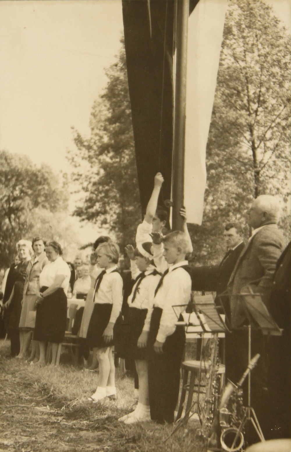Fotografie z kroniky české 2. Národní školy v Karviné - Dolech (čp. 1519 II, tzv. Nová škola v Solci). Datace snímků: 1953-1968