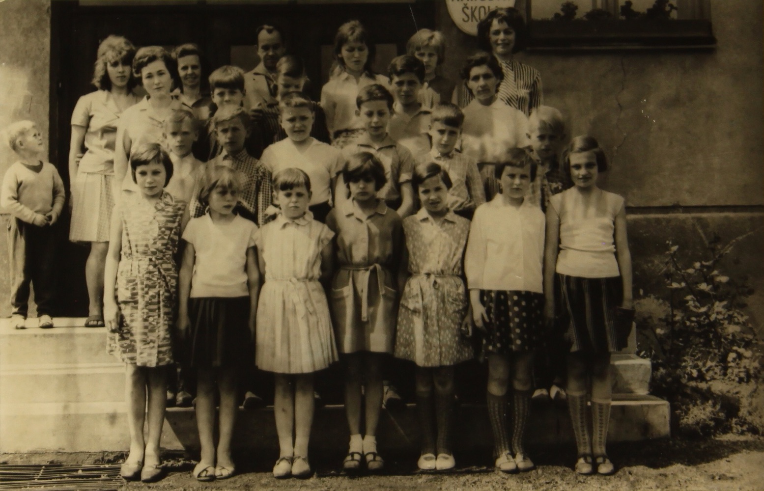 Fotografie z kroniky české 2. Národní školy v Karviné - Dolech (čp. 1519 II, tzv. Nová škola v Solci). Datace snímků: 1953-1968