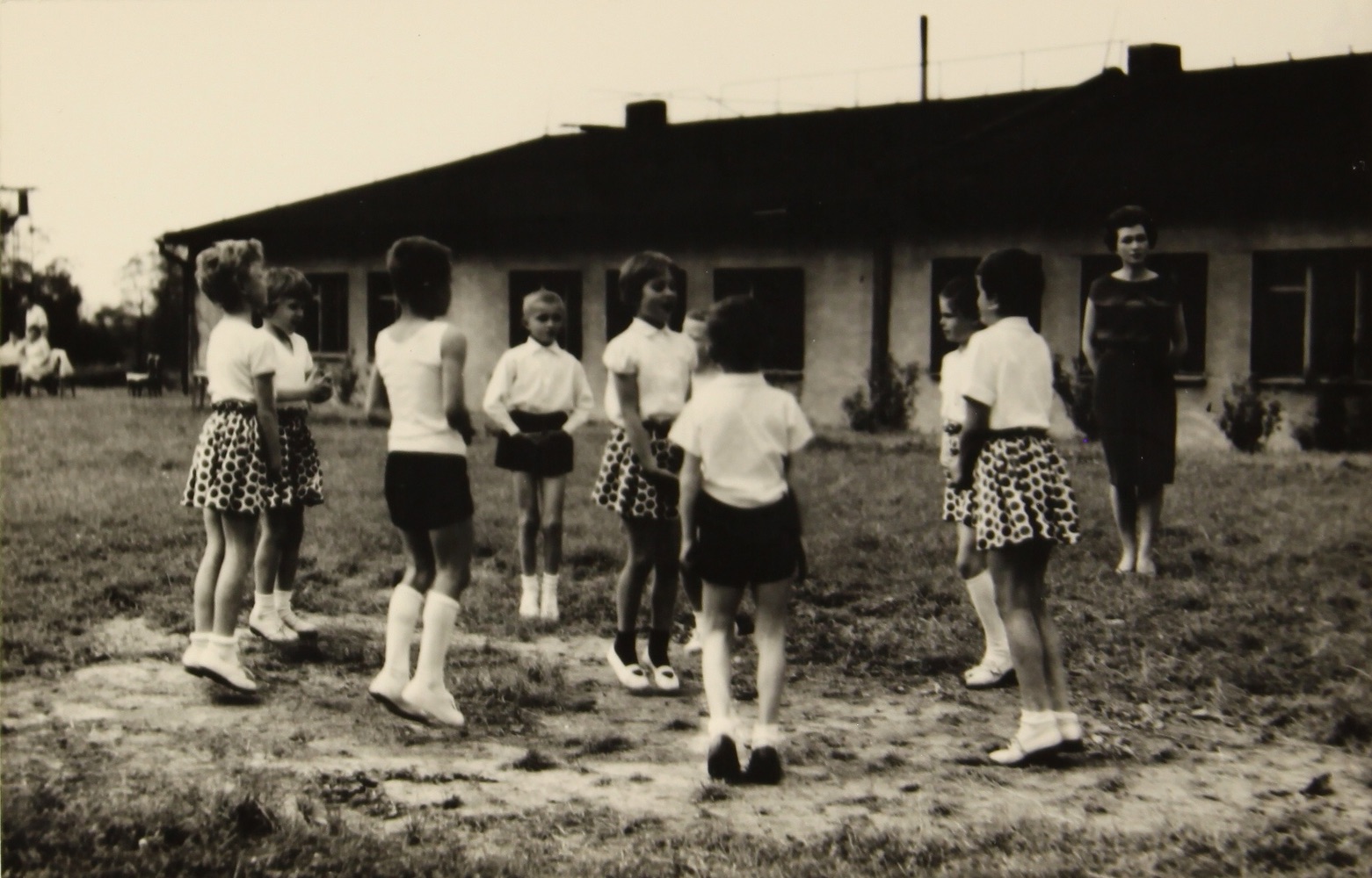 Fotografie z kroniky české 2. Národní školy v Karviné - Dolech (čp. 1519 II, tzv. Nová škola v Solci). Datace snímků: 1953-1968