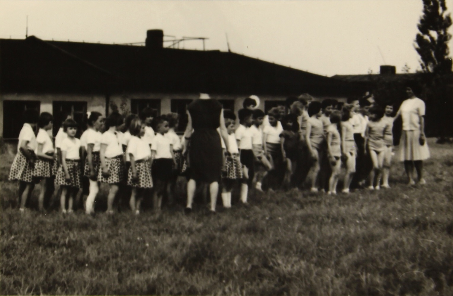 Fotografie z kroniky české 2. Národní školy v Karviné - Dolech (čp. 1519 II, tzv. Nová škola v Solci). Datace snímků: 1953-1968