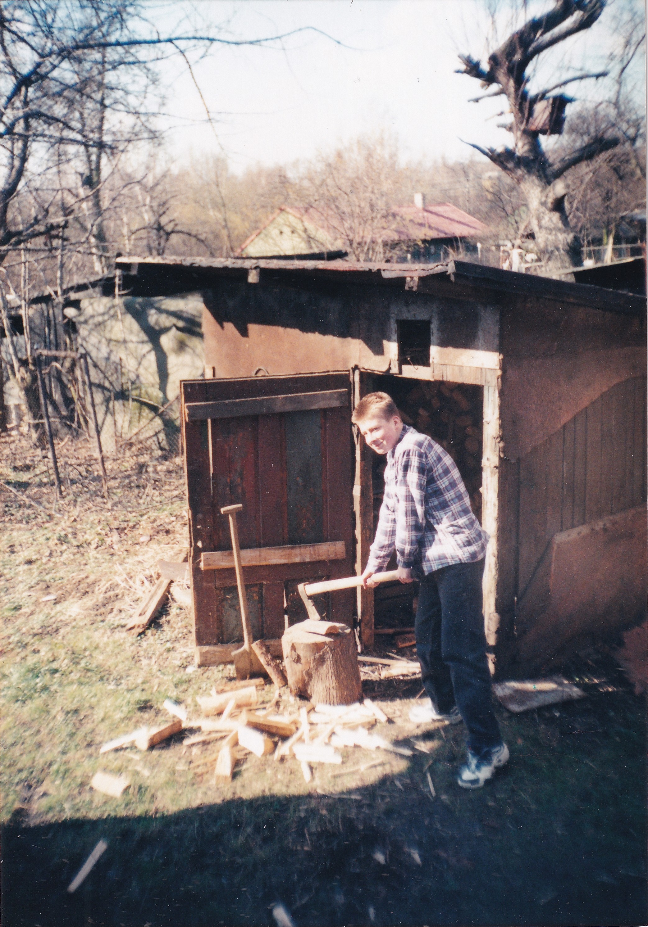 Momentka ze života u domu čp. 1789, fotografováno v roce 2006 (S laskavým svolením p. Jarmily Valáškové roz. Wojaczkové, ze soukromé sbírky)