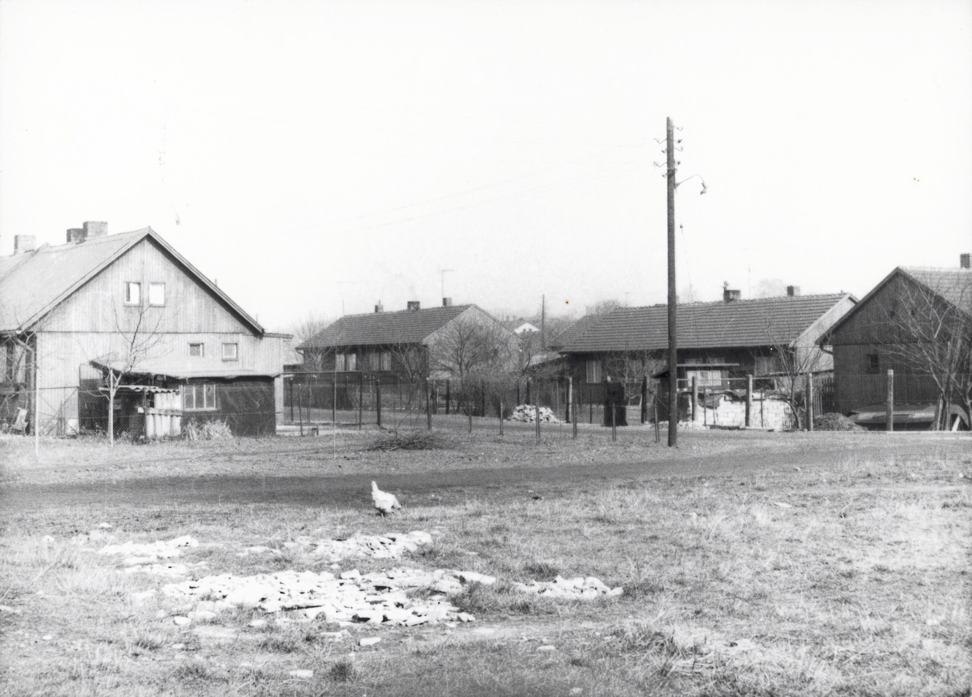 Finské domky U Františky. Vlevo dům čp. 1981, 1982, vzadu čp. 1769, 1770; za sloupem čp. 1771, 1772; vpravo pak štít domu čp. 1807 (identifikace snímku: Jan Polakovič)