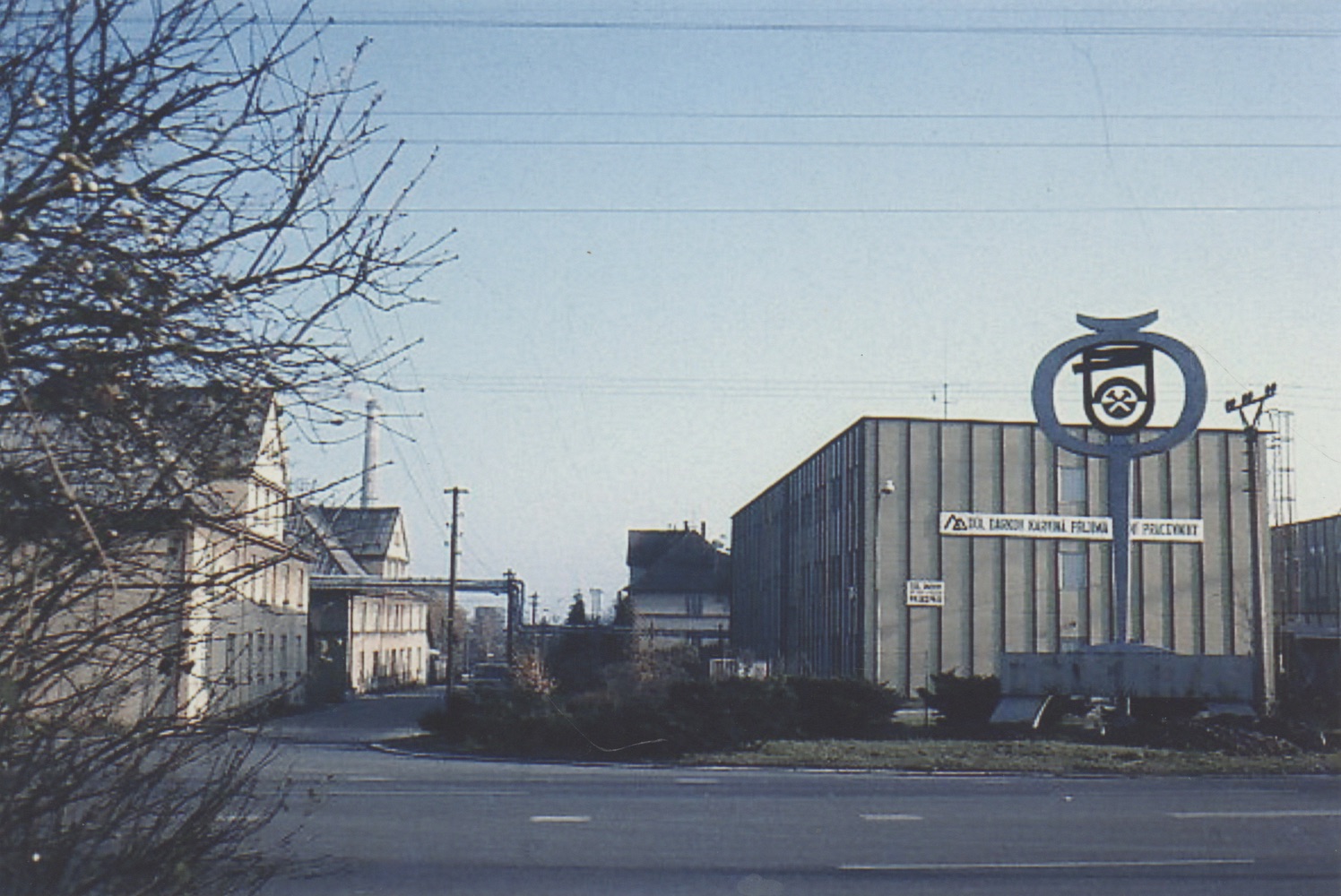 Vpravo Ubytovna Průkopník, vlevo domy čp. 1651 a 1640. Fotografováno 2.11.1992 (S laskavým svolením autorky p. J. Stellmeierové, ze soukromé sbírky).