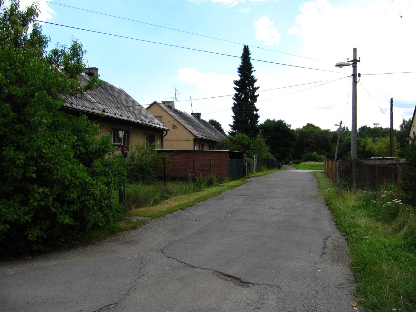 V popředí dům čp. 2142, 2143 (původně katastrální území: Darkov, čp. 566, 567) a dále dům čp. 2144, 2145 (původně katastrální území: Darkov, čp. 568, 569) na fotografii z července 2012 (Se svolením autora fotografie p. J. Polakoviče, ze soukromé sbírky)