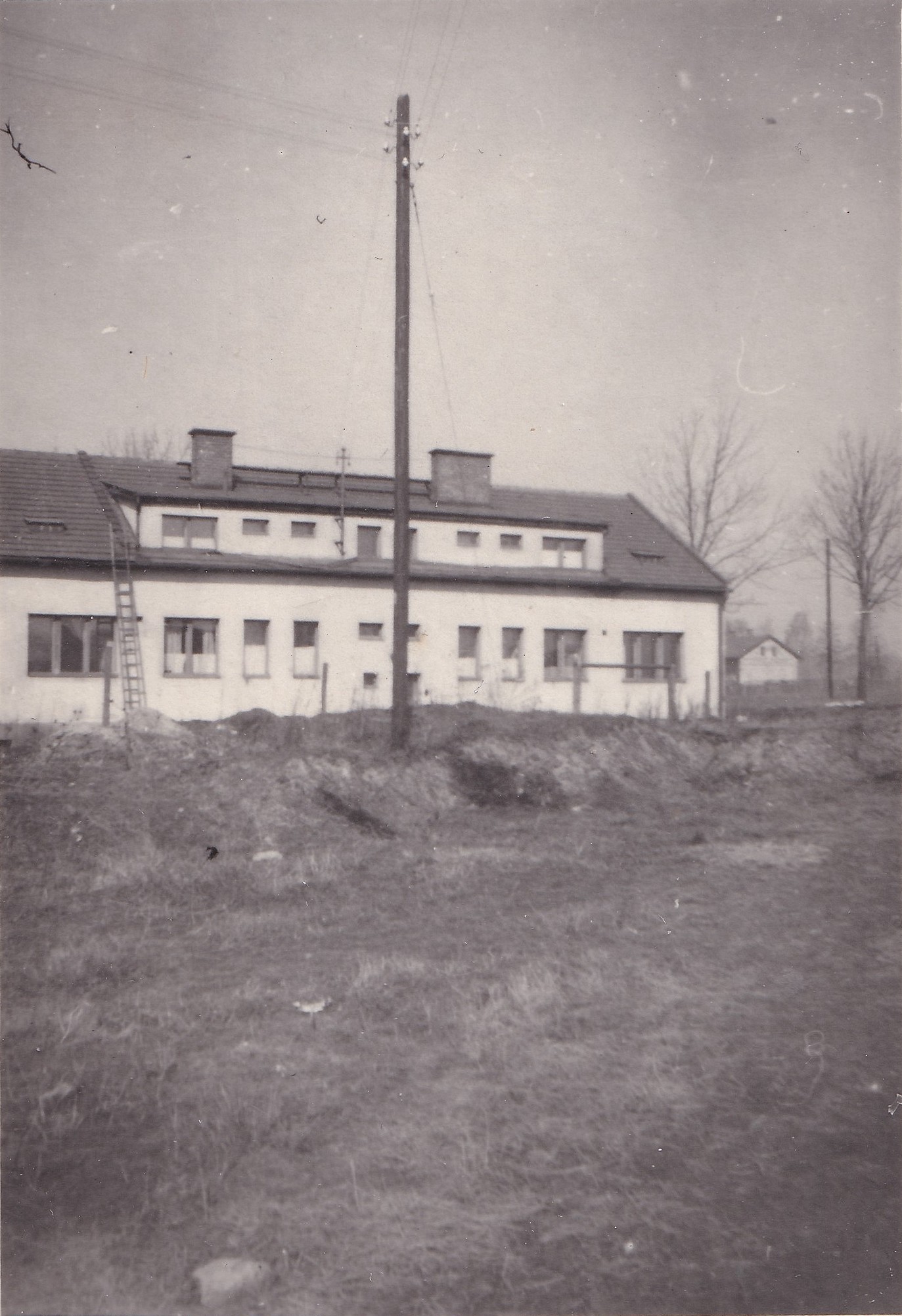 Dům čp. 494 v Karviné-Dolech. Vzadu štít domu čp. 728 na ulici Smetanova. (Ze soukromé sbírky Jiřího Jetmara, poskytl spolek Stará Karviná)
