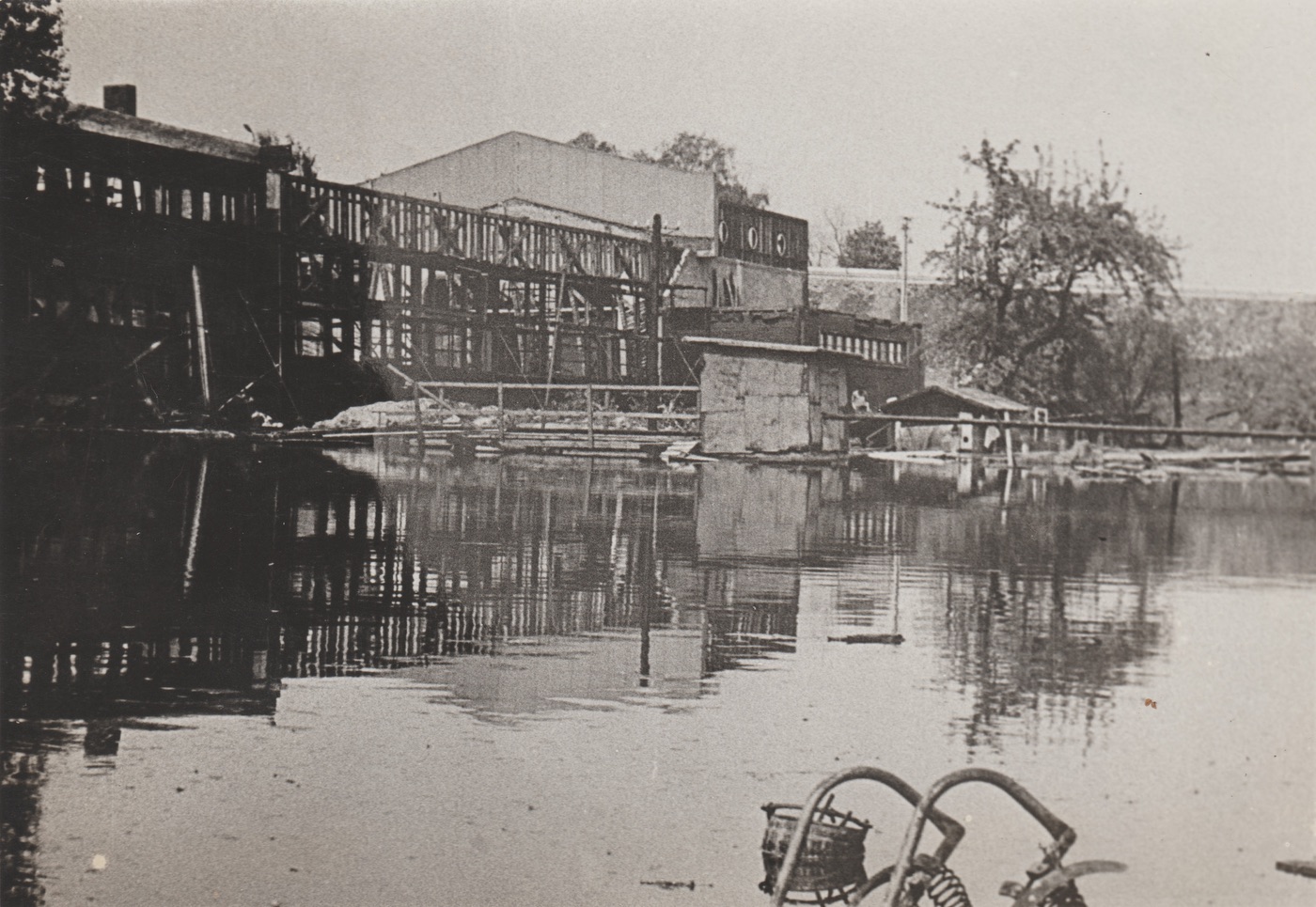 Záběr na zatopený Kulturní dům pro zaměstnance dolu ČSA v době závěrečné demolice, v roce 1972. (S laskavým svolením p. Jana Polakoviče, ze soukromé sbírky)