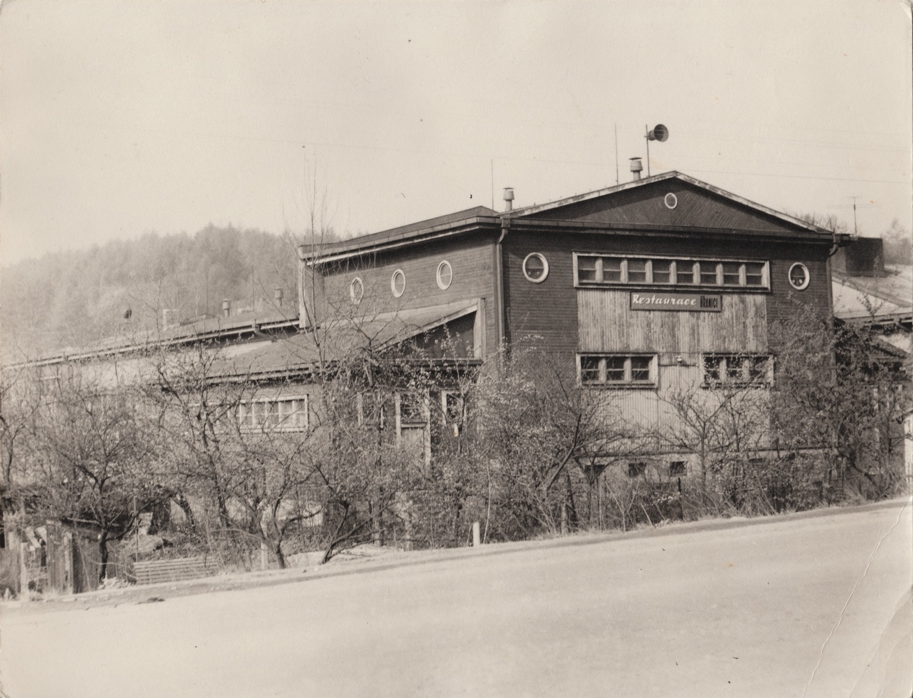 Kulturní dům pro zaměstnance dolu ČSA (Restaurace Na Hranici) na snímku přibližně z roku 1965. (S laskavým svolením p. Jana Polakoviče, ze soukromé sbírky)