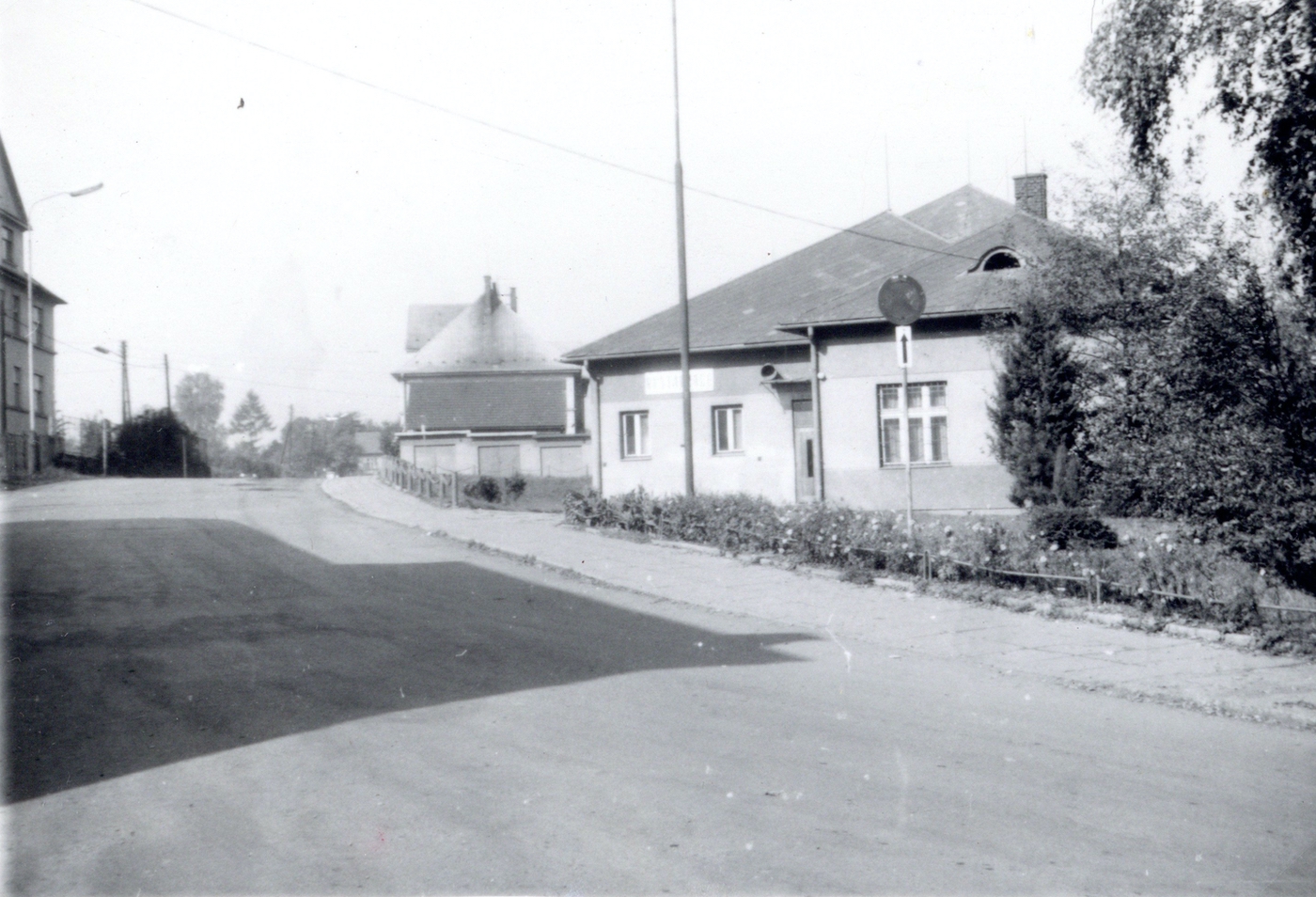 Vpravo Kulturní dům dolu 1. Máj postavený v roce 1950 (původně čp. 852, v současnosti ruina pod čp. 294). Vzadu na fotografii štít domu čp. 1640.