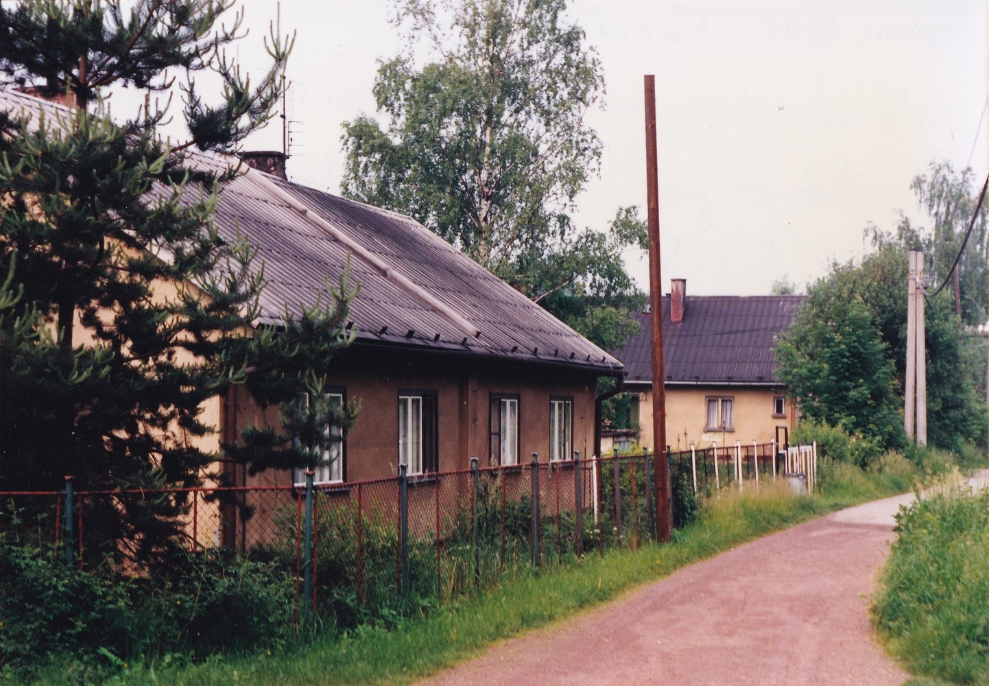 Vlevo dům čp. 995, 996; v pozadí dům čp. 1003, 1004 na fotografii z roku 1995 (s laskavým svolením p. V. Valenta, ze soukromé sbírky)
