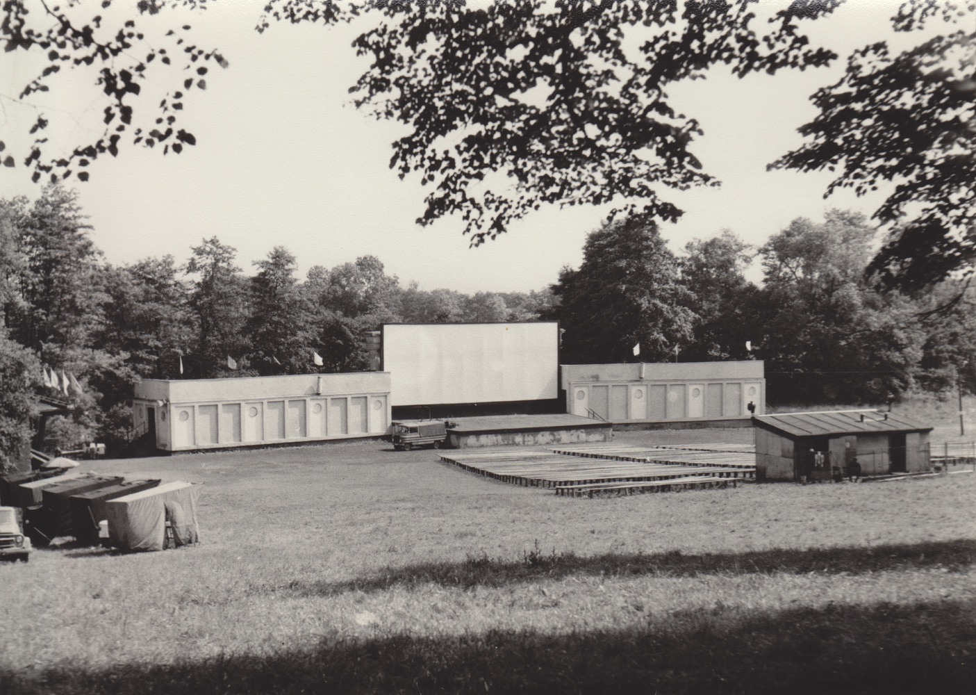 Přírodní amfiteátr (letní kino) v prostorách bývalého zámeckého parku v Solci v době konání XVII. Filmového festivalu pracujících (1966)