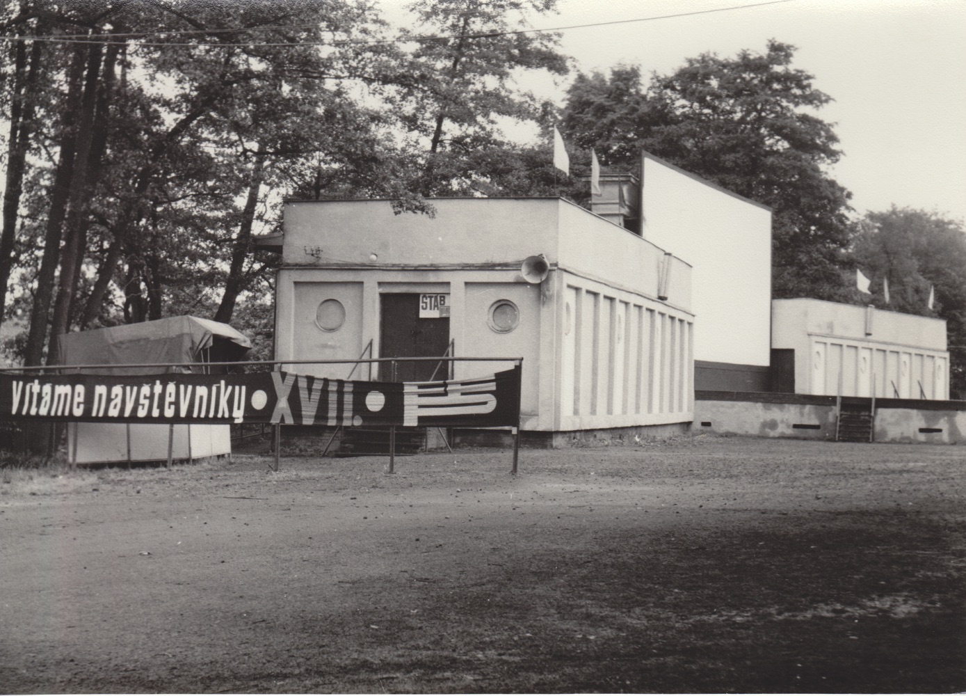 Areál přírodního amfiteátru (letního kina) v Solci v době konání XVII. Filmového festivalu pracujících (1966)