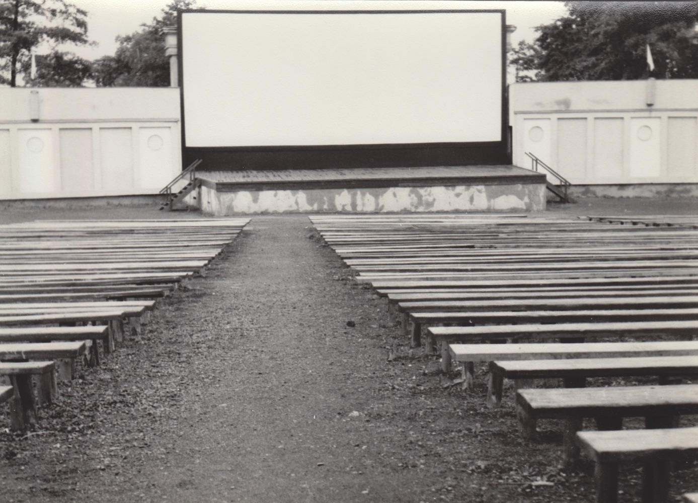 Areál přírodního amfiteátru (letního kina) v Solci v době konání XVII. Filmového festivalu pracujících (1966)