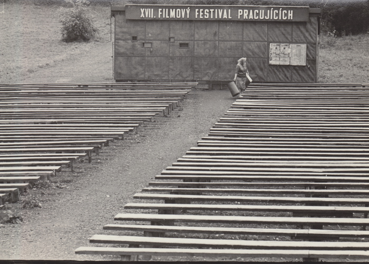 Areál přírodního amfiteátru (letního kina) v Solci v době konání XVII. Filmového festivalu pracujících (1966)