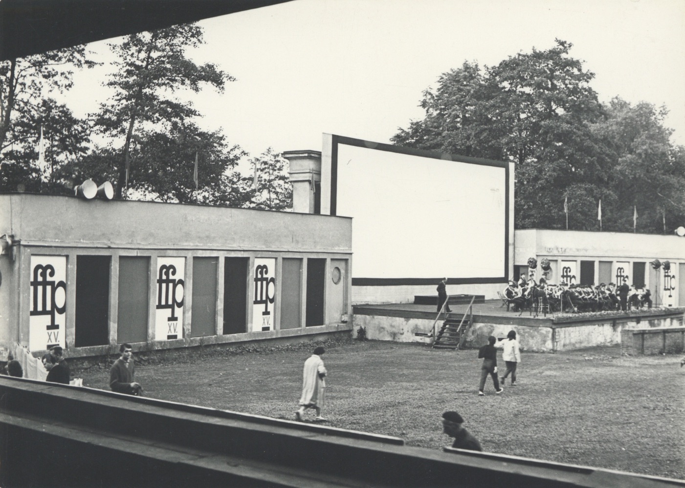 Areál přírodního amfiteátru (letního kina) v Solci v době konání XV. Filmového festivalu pracujících (1964)