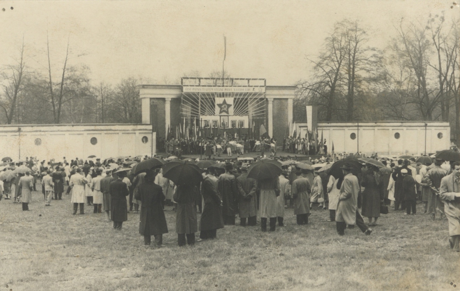 Přírodní amfiteátr (letní kino) v prostorách bývalého zámeckého parku v Solci v době konání Dne horníků v roce 1960
