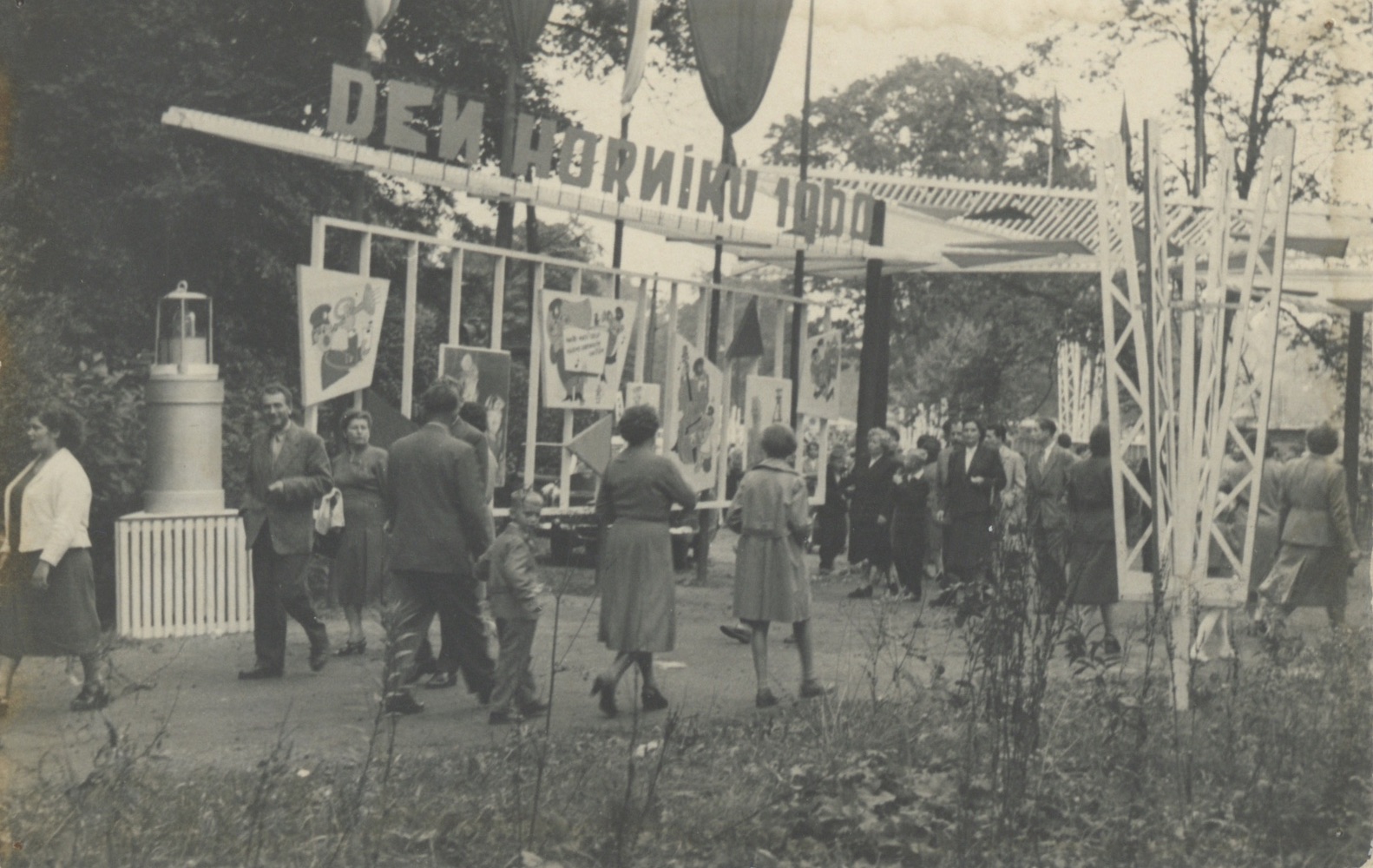 Vstup do přírodního amfiteátru (letního kina) v prostorách bývalého zámeckého parku v Solci v době konání Dne horníků (1960)